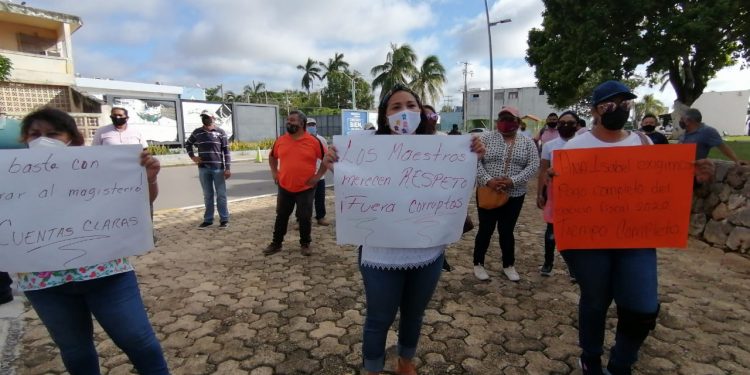 DOCENTES DEL PROGRAMA ETC SE MANIFIESTAN EN LAS PUERTAS DEL CONGRESO DEL ESTADO, EXIGEN A LA TITULAR DE LA SEQ ANA VÁZQUEZ CLARIFIQUE EL DESTINO RECURSOS