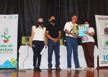 LA DIRECTORA DEL ICA ENTREGA ACERVOS A MEDIADORES DE LECTURA DEL SUR