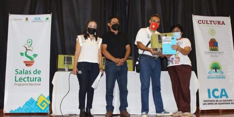 LA DIRECTORA DEL ICA ENTREGA ACERVOS A MEDIADORES DE LECTURA DEL SUR