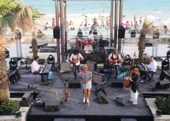 MARAVILLAN DIEGO MAROTO Y ELITE BAND DURANTE LA SEGUNDA NOCHE DEL RIVIERA MAYA JAZZ FESTIVAL 2020