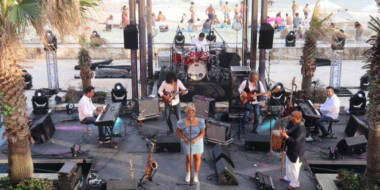 MARAVILLAN DIEGO MAROTO Y ELITE BAND DURANTE LA SEGUNDA NOCHE DEL RIVIERA MAYA JAZZ FESTIVAL 2020