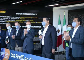ENTREGAN AUTORIDADES ESTATALES Y DIRECTIVOS DE PIRELLI CONSTANCIAS DE CAPACITACIÓN A PERSONAL DE NUEVO INGRESO