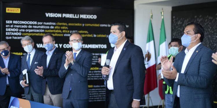 ENTREGAN AUTORIDADES ESTATALES Y DIRECTIVOS DE PIRELLI CONSTANCIAS DE CAPACITACIÓN A PERSONAL DE NUEVO INGRESO