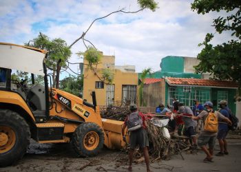 A TRAVÉS DEL PROGRAMA “MANOS SOLIDARIAS” TRABAJADORES DEL AYUNTAMIENTO REFUERZAN LABORES DE LIMPIEZA EN EL MUNICIPIO