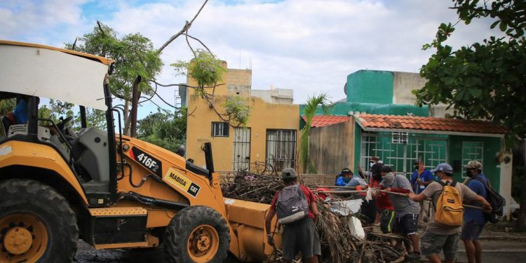 A TRAVÉS DEL PROGRAMA “MANOS SOLIDARIAS” TRABAJADORES DEL AYUNTAMIENTO REFUERZAN LABORES DE LIMPIEZA EN EL MUNICIPIO
