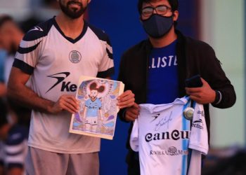 MIGUEL BASULTO ENTREGA JERSEY A  EL AFICIONADO QUE GANÓ EL CONCURSO DE DIBUJO CON MOTIVO DEL DÍA DE MUERTOS.