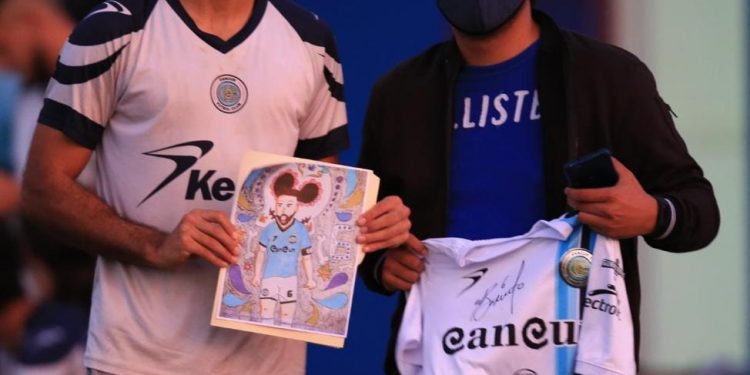 MIGUEL BASULTO ENTREGA JERSEY A  EL AFICIONADO QUE GANÓ EL CONCURSO DE DIBUJO CON MOTIVO DEL DÍA DE MUERTOS.