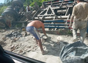 HABITANTES DE CHUNHUHUB RAPIÑAN TRÁILER VOLCADO CON MATERIAL DE CONSTRUCCIÓN