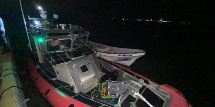 RESCATA SEMAR A TRES PERSONAS EN AGUAS DE MAHAHUAL