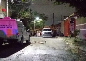 EJECUTAN A DOS HOMBRES EN EL INTERIOR DE UN TALLER MECÁNICO EN CANCÚN