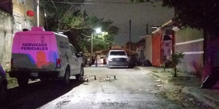 EJECUTAN A DOS HOMBRES EN EL INTERIOR DE UN TALLER MECÁNICO EN CANCÚN