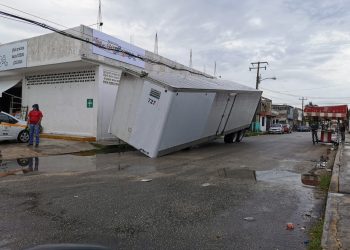 TRAILERO CASI TERMINA VOLCADO AL PERDER UNO DE LOS SOPORTES DE LA CAJA DE SU UNIDAD