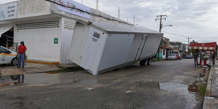 TRAILERO CASI TERMINA VOLCADO AL PERDER UNO DE LOS SOPORTES DE LA CAJA DE SU UNIDAD