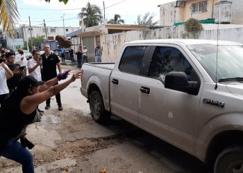 ELEMENTOS DE LA FGE SE SALVAN DE SER LINCHADOS, TRAS ARROLLAR A UN REPORTERO EN LAS INMEDIACIONES DEL CONGRESO