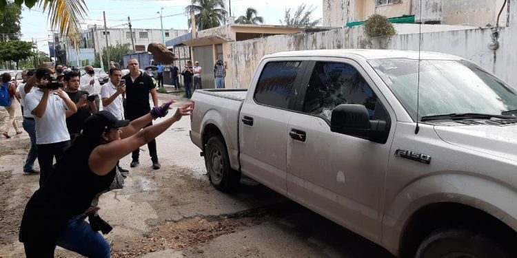 ELEMENTOS DE LA FGE SE SALVAN DE SER LINCHADOS, TRAS ARROLLAR A UN REPORTERO EN LAS INMEDIACIONES DEL CONGRESO