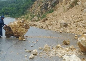 INTENSAS LLUVIAS PROVOCAN DESLAVES Y DERRUMBES DE CERROS EN LA RIBERA DEL RÍO HONDO