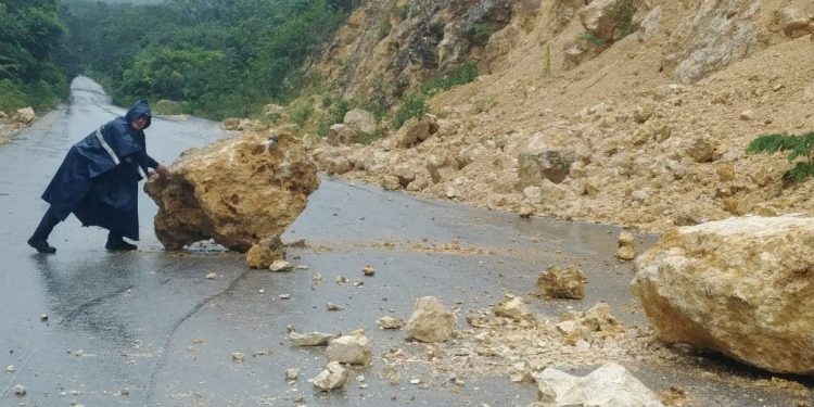INTENSAS LLUVIAS PROVOCAN DESLAVES Y DERRUMBES DE CERROS EN LA RIBERA DEL RÍO HONDO