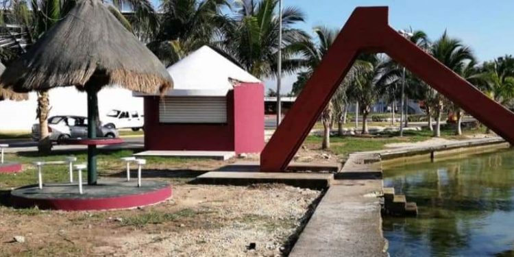 POR VIOLENTAR LA LEY, OBLIGAN A OTONIEL SEGOVIA A DETENER PINTA DE PARQUES CON COLORES DE MORENA