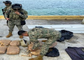 ASEGURAN MALETA CON MARIHUANA EN BANCO CHINCHORRO