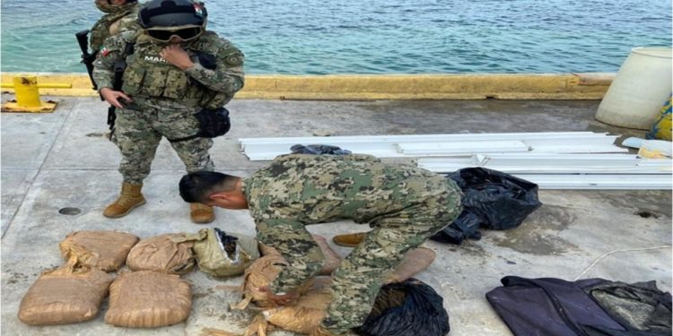 ASEGURAN MALETA CON MARIHUANA EN BANCO CHINCHORRO