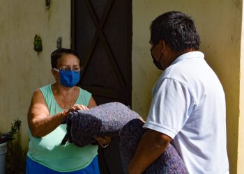 CONTINÚA ENTREGA DE COBERTORES A ADULTOS MAYORES EN ISLA MUJERES