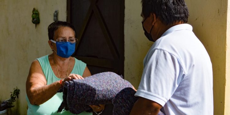 CONTINÚA ENTREGA DE COBERTORES A ADULTOS MAYORES EN ISLA MUJERES