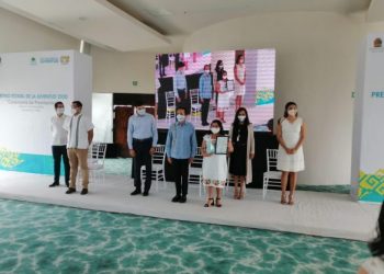 EGRESADA DEL CONALEP QUINTANA ROO GANA “PREMIO ESTATAL DE LA JUVENTUD”