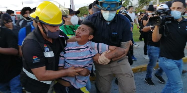 LO DETIENEN DURANTE LA MANIFESTACIÓN, POR ABUSO SEXUAL