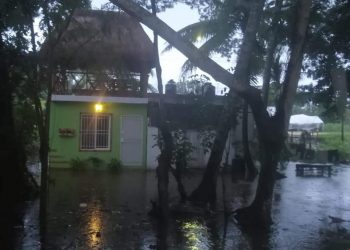 EVACUAN A 30 FAMILIAS DE HUAY PIX POR INUNDACIONES