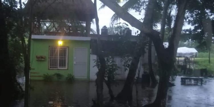 EVACUAN A 30 FAMILIAS DE HUAY PIX POR INUNDACIONES