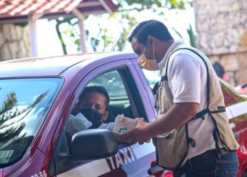 ENTREGA AYUNTAMIENTO ISLEÑO CUBREBOCAS A USUARIOS DE TAXIS