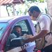ENTREGA AYUNTAMIENTO ISLEÑO CUBREBOCAS A USUARIOS DE TAXIS