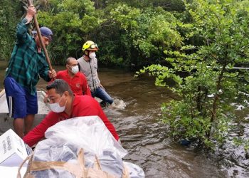 AUXILIAN A POBLACIÓN DE ZONAS INUNDADAS POR CRECIENTE DEL USUMACINTA