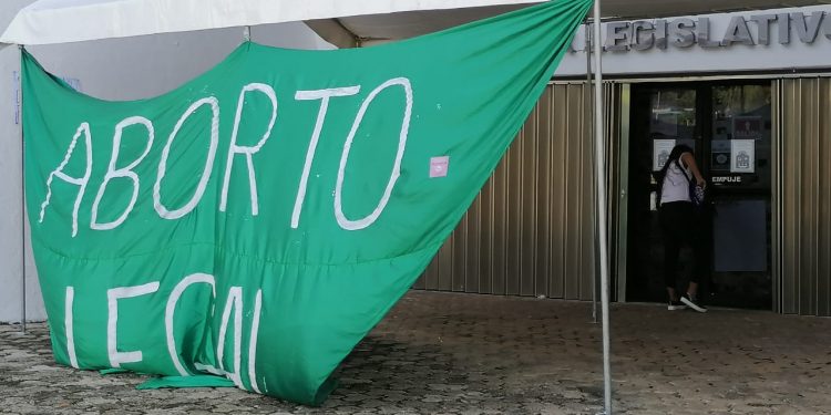 FEMINISTAS TOMAN EL CONGRESO DEL ESTADO