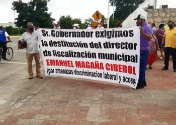 SE MANIFIESTAN COMERCIANTES DE CHETUMAL EN CASA DE GOBIERNO