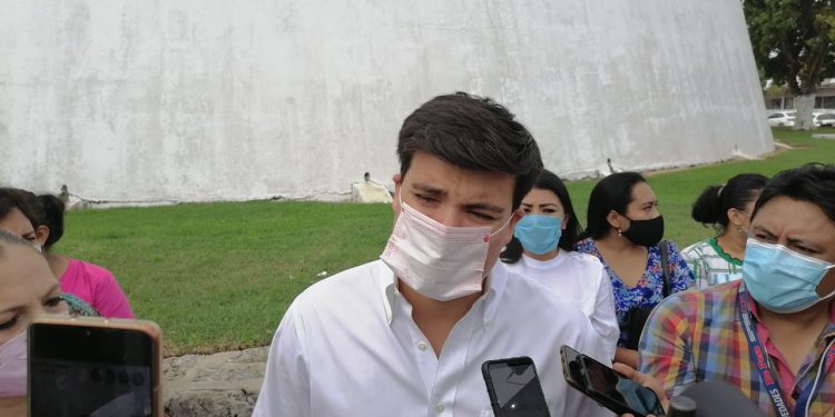 FEMINISTAS PERMITEN EL INGRESO DEL PERSONAL DEL CONGRESO AL RECINTO LEGISLATIVO