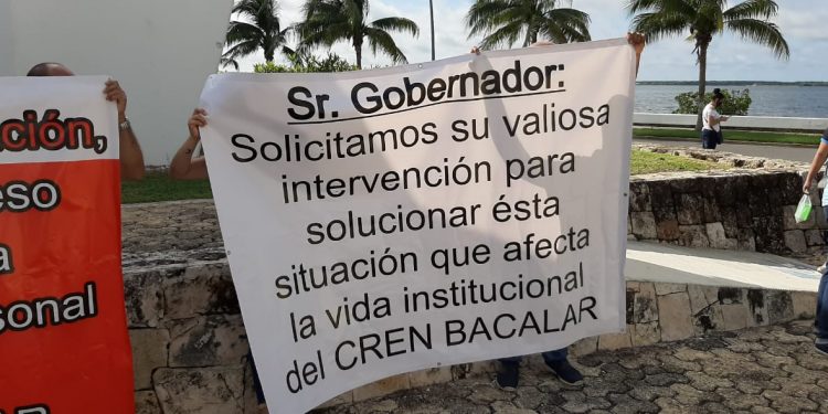 SE MANIFIESTAN MAESTROS PARA EXIGIR ESCLARECIMIENTO DE RECURSOS DE ESCUELAS DE TIEMPO COMPLETO