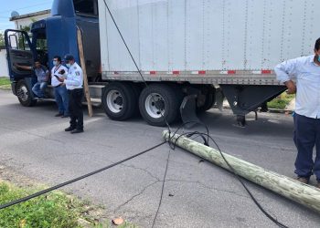 TRÁILER DEJA SIN SERVICIO TELEFÓNICO A FAMILIAS DE LA COLONIA LAS CASITAS