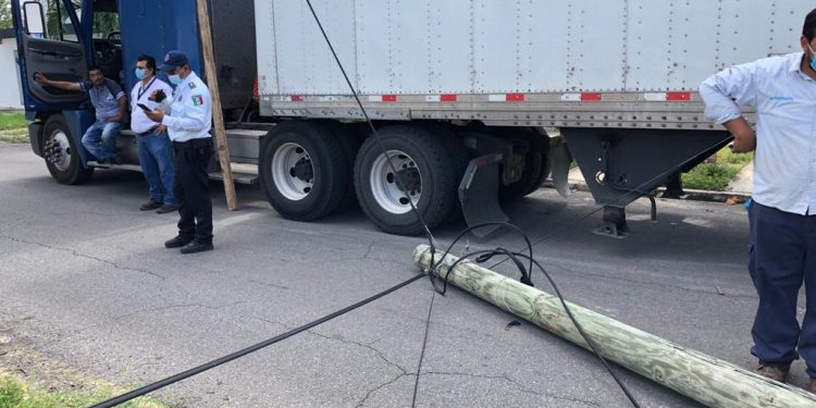 TRÁILER DEJA SIN SERVICIO TELEFÓNICO A FAMILIAS DE LA COLONIA LAS CASITAS