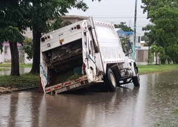 CAMIÓN SE HUNDE EN PLENA LLUVIA