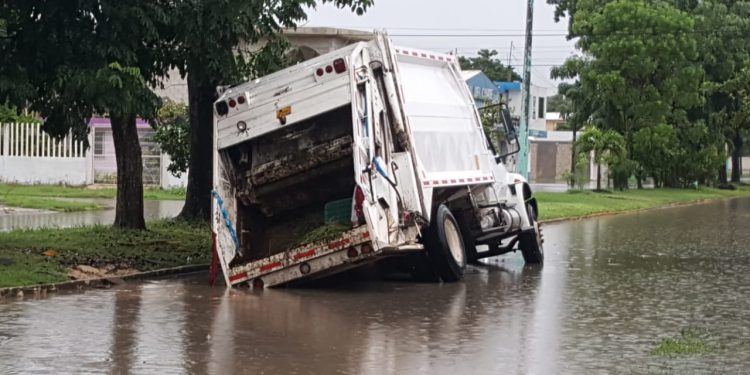 CAMIÓN SE HUNDE EN PLENA LLUVIA