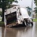 CAMIÓN SE HUNDE EN PLENA LLUVIA