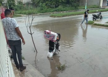 BACHES EN VIALIDADES ANEGADAS DE CHETUMAL, TRAMPAS MORTALES PARA AUTOS, MOTOS Y BICICLETAS