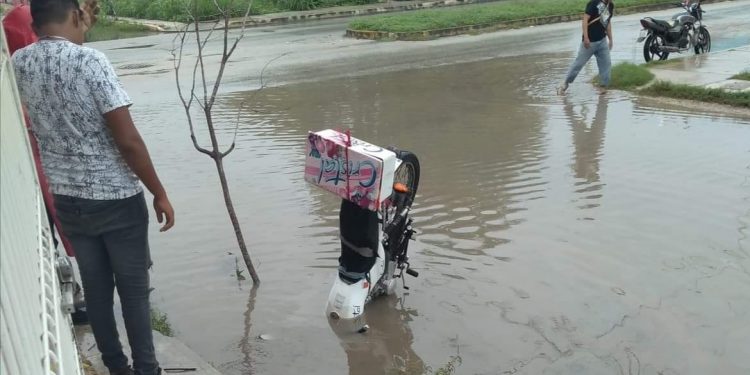 BACHES EN VIALIDADES ANEGADAS DE CHETUMAL, TRAMPAS MORTALES PARA AUTOS, MOTOS Y BICICLETAS