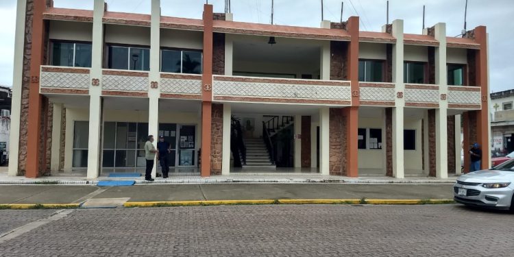 ALLEGADOS DEL TESORERO MUNICIPAL GANAN HASTA 37 MIL PESOS