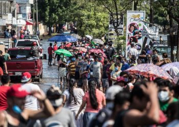 DAMNIFICADOS EN TABASCO HACEN FILA POR UNA DESPENSA