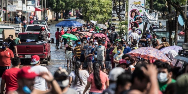 DAMNIFICADOS EN TABASCO HACEN FILA POR UNA DESPENSA