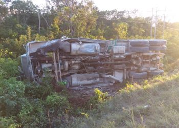 CONDUCTOR SE SALVA AL VOLCAR SU VEHÍCULO DE CARGA POR UNA FALLA MECÁNICA
