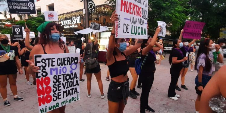 PACÍFICAMENTE TRANSCURRIÓ MARCHA A FAVOR DE ERRADICAR VIOLENCIA CONTRA MUJERES EN SOLIDARIDAD