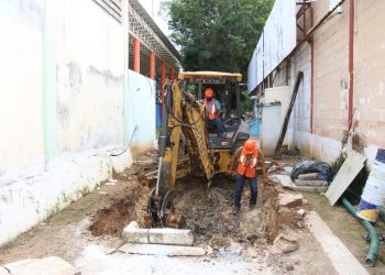 LOS SISTEMAS DE DRENAJE SANITARIO Y ALIMENTACIÓN DE AGUA POTABLE DEL MERCADO MUNICIPAL RECIBEN MANTENIMIENTO